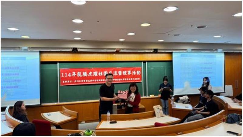 兩校學務長互贈禮品。