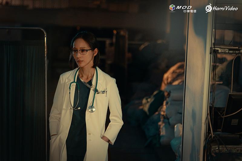 《The Outlaw Doctor 化外之醫》主演張鈞甯與越南影帝連炳發劇中在法律、人性間掙扎還要面對黑白勢力步步進逼的緊湊情節，讓許多劇迷們引頸期待後續劇情發展。