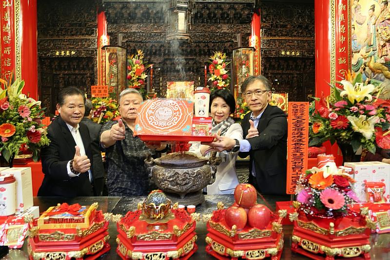 遠傳今年與大甲鎮瀾宮擴大合作,總經理井琪代表為獨家「平安書包御守」、「大甲媽護佑隨行禮盒」與「黃金門號」進行過火儀式。照片從右至左為:遠傳通路與商品行銷事業群資深副總趙憶南、遠傳總經理井琪、大甲鎮瀾宮董事長顏清標、大甲鎮瀾宮副董事長鄭銘坤。
