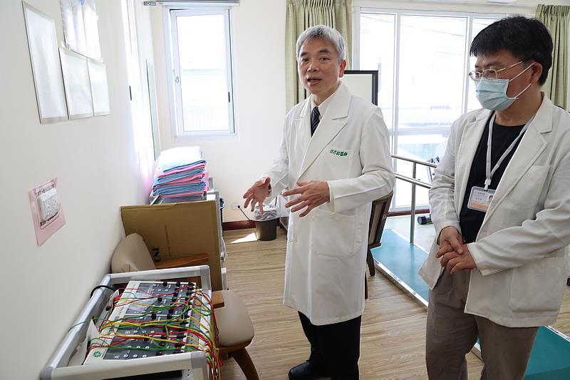 花蓮慈院復健科梁忠詔主任介紹可以用於舒緩疼痛的經皮神經電刺激儀。(攝影/吳宛霖)