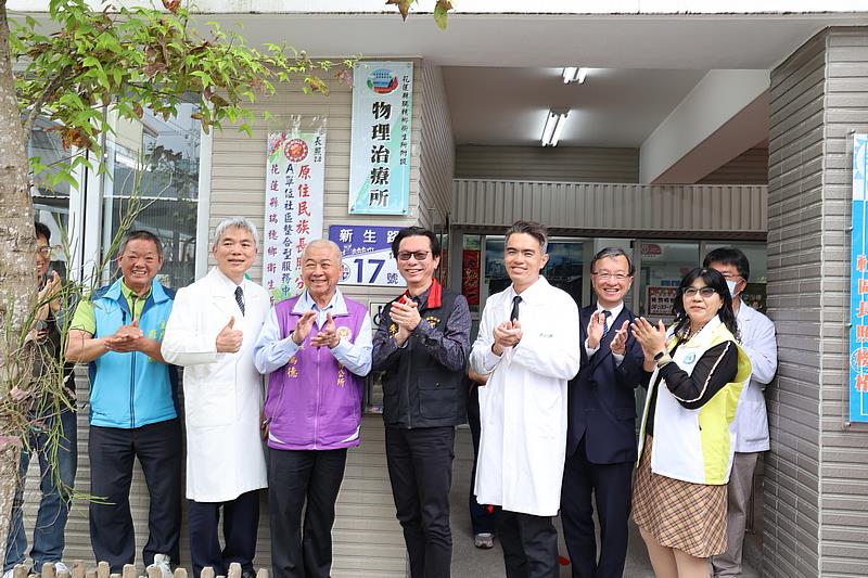 花蓮縣瑞穗鄉衛生所附設物理治療所13日揭幕啟用,左二起為花蓮慈濟醫院復健科主任梁忠詔、花蓮縣瑞穗鄉長吳萬德、花蓮縣衛生局長朱家祥、瑞穗鄉衛生所主任吳大志、花蓮慈院醫務祕書李毅。(攝影/吳宛霖)