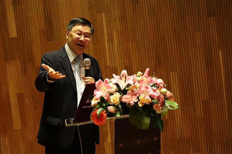 亞大校長蔡進發表示,亞大打造「AI大學」,邀請《黃仁勳傳》作者史蒂芬‧維特來亞大演講,格外有意義。