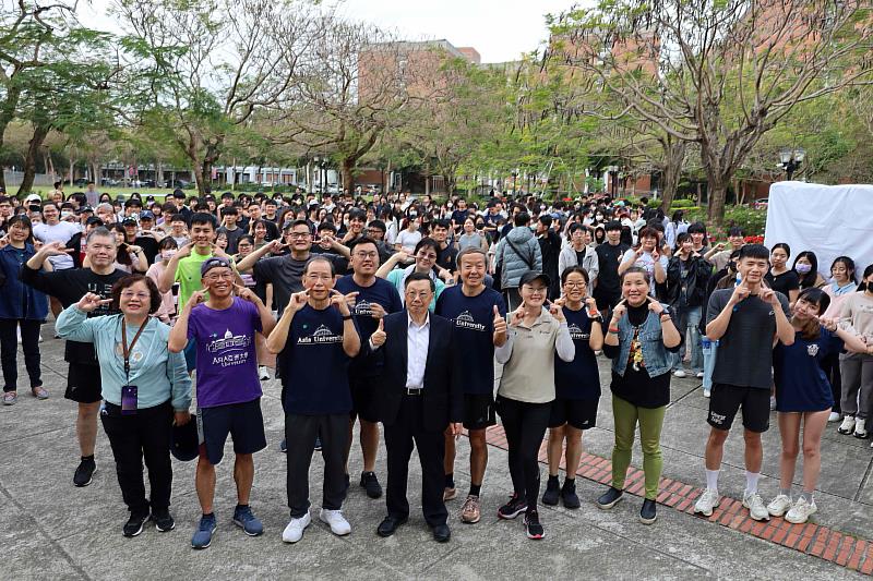 亞大「長海盃」路跑活動，亞大校長蔡進發(前排左4)和參與師生、教職員合影。