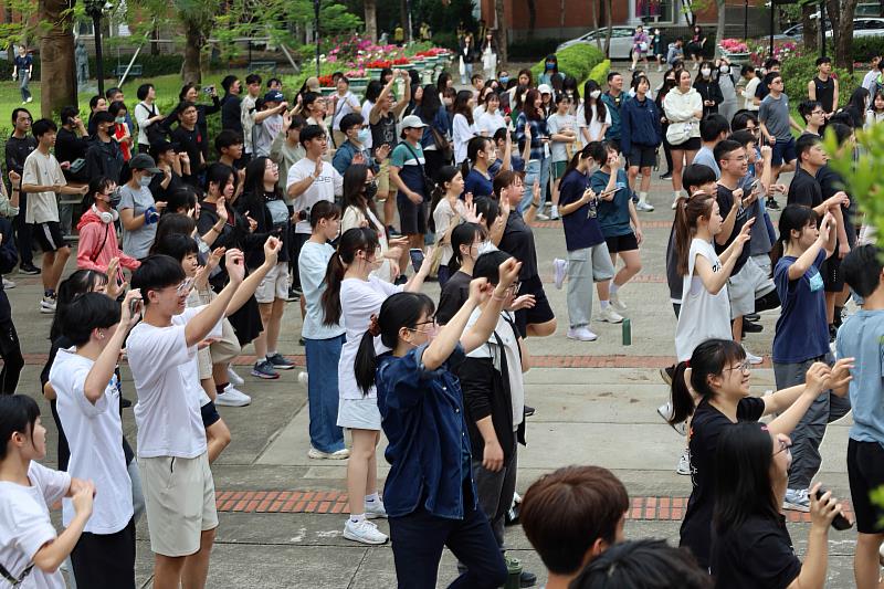 亞大師生一起做暖身運動。