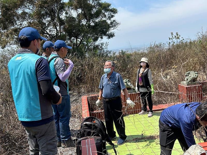 於橫山公墓向掃墓民眾進行宣導