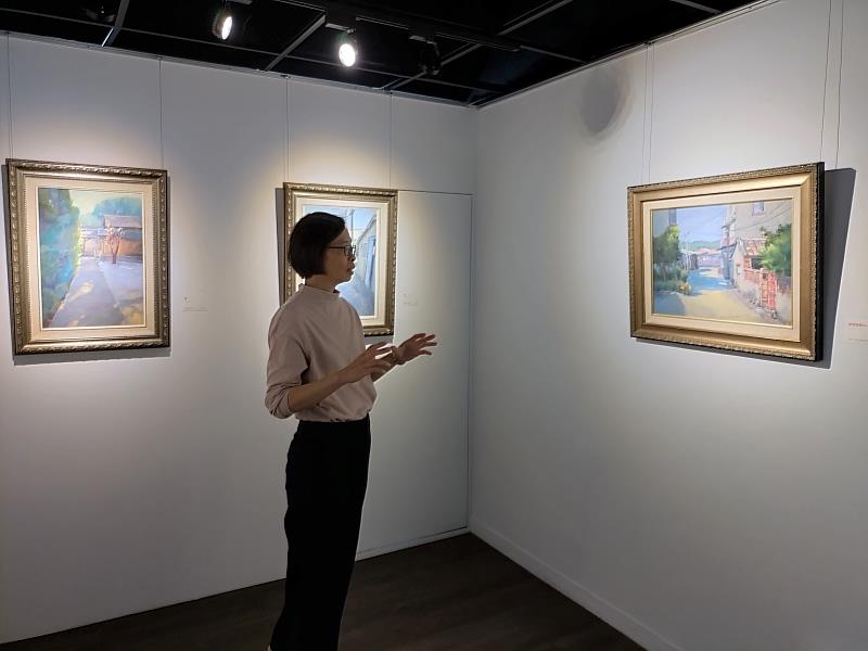 圖1. 藝術家鄭文珠導覽。