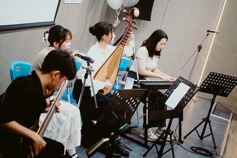 寶島恰恰樂團表演