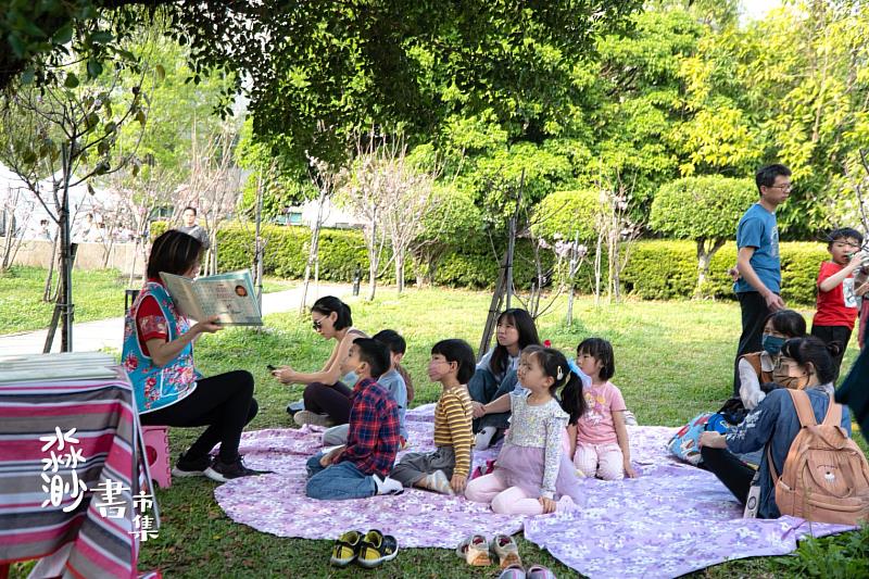 現場由作家親自帶領繪本說故事以及親子手作活動。圖／綠書店 提供