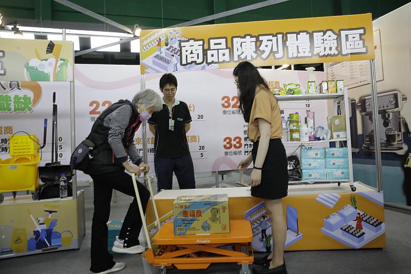 銀髮求職者體驗省力搬運裝置
