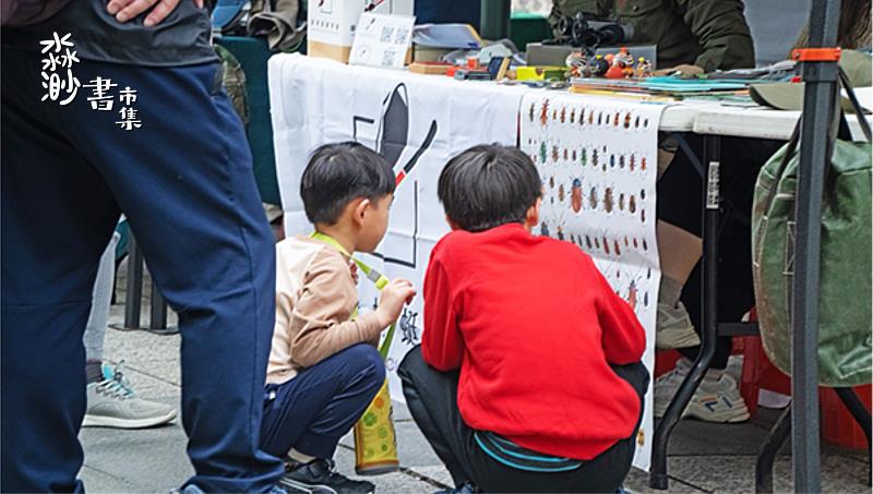 搭配現場集章活動，可至各攤位上體驗有趣的昆蟲卡牌遊戲、桌遊等。圖／綠書店 提供