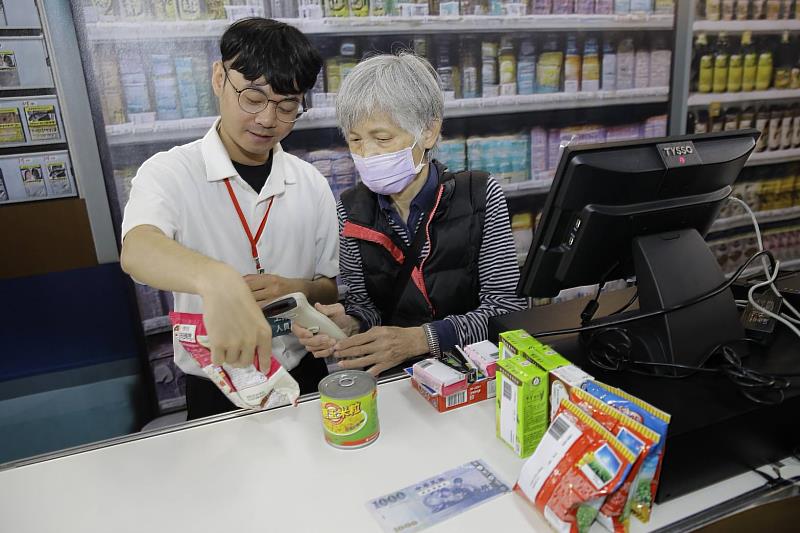 銀髮求職者在會場體驗模擬超商的POS機結帳系統