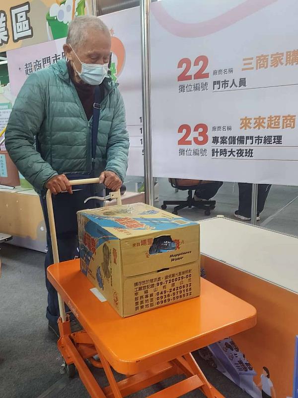 ８６歲的李阿公體驗操作模擬超商的補貨升降台車
