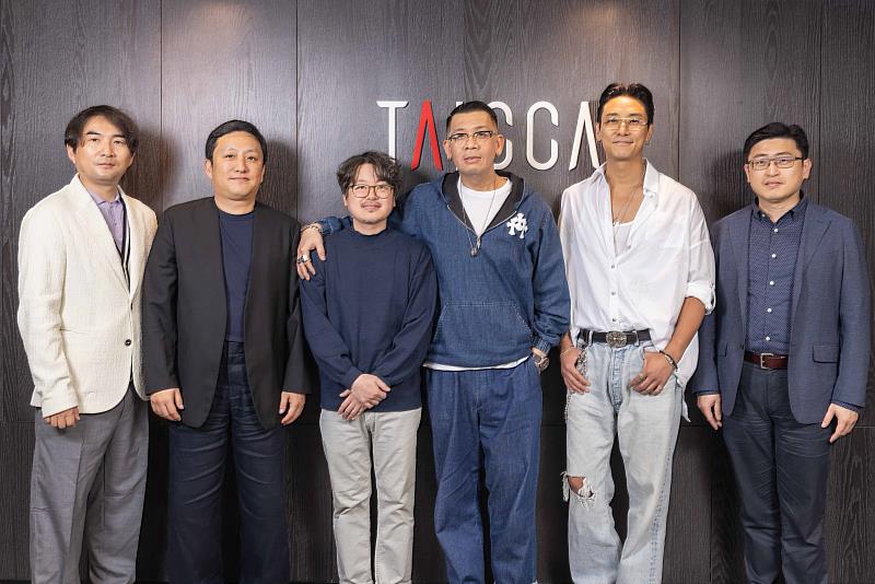 左起 Moving Pictures Co. 負責人李炯九、Mr. Romance CEO 沈世潤、《外傷重症中心》導演李度潤、文策院董事長蔡嘉駿、演員朱智勛、文策院院長盧俊偉。