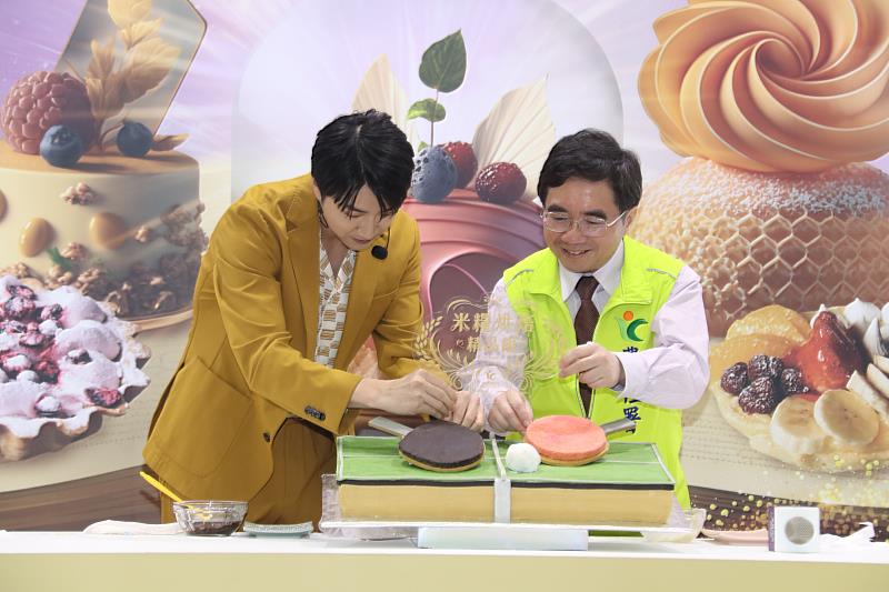 陳主任秘書與江宏傑使用米穀粉製作創意料理