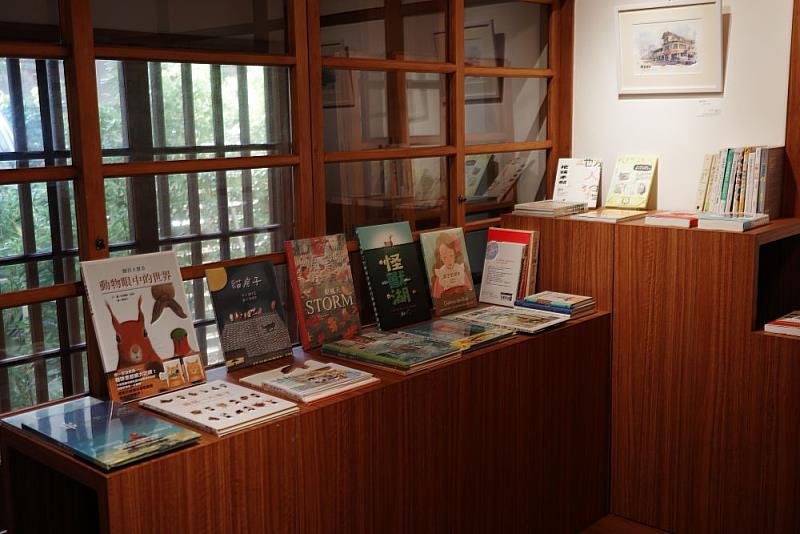 ▲「下竹町書坊」的選書方向延續場館的核心理念,涵蓋藝術設計、台灣文史、日式住宅、飲食文化、地方創生、社區再造、主題旅行等多元議題,並納入童書繪本、文學小說與生活風格類書籍。