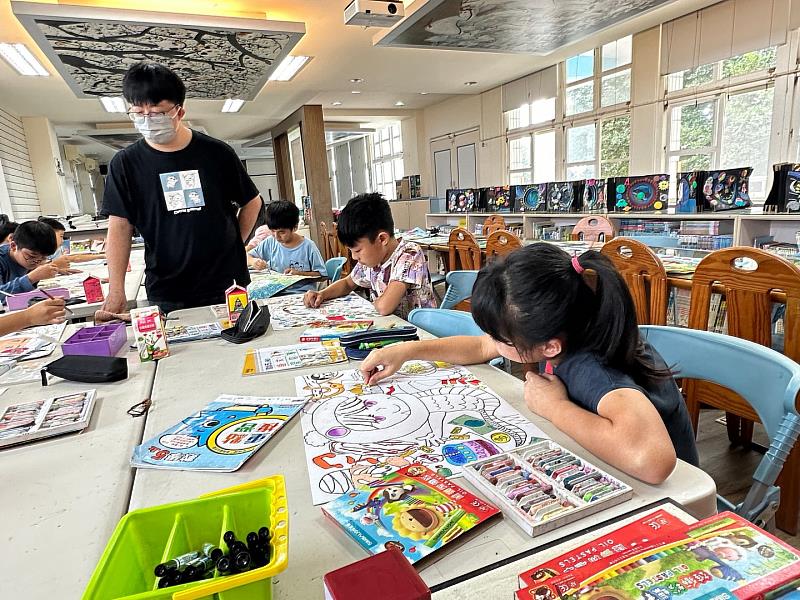 參與張榮發基金會贊助「雲林縣偏鄉學校藝文課」之信義國小學生,由藝術家指導學生嘗試不同美感的創作風格。