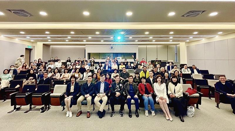 政大EMBA校友會全體校友與金管會主委彭金隆教授合影