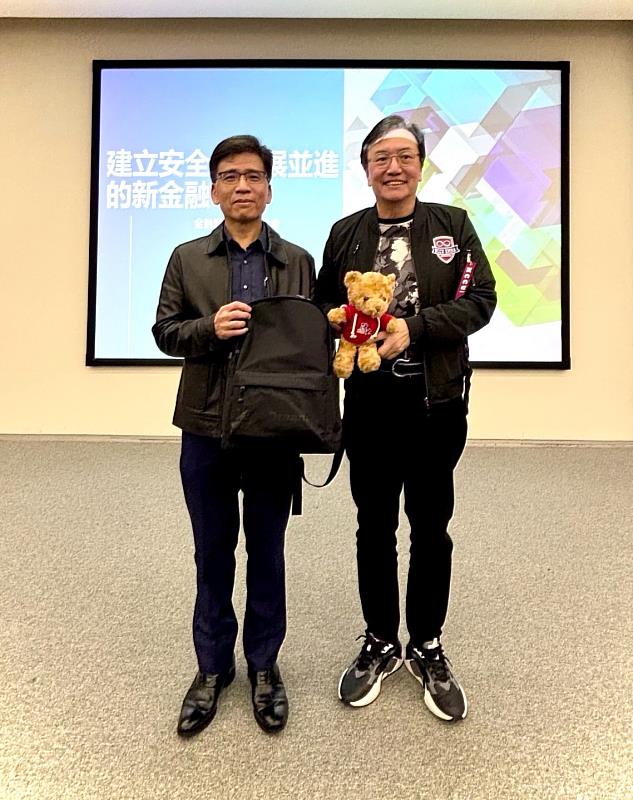 政大EMBA校友會理事長戴治中代表班聯會,特別致贈紀念品給金管會主委彭金隆教授