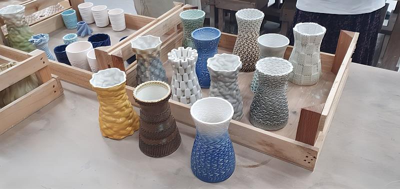 華梵大學陶瓷3D列印工坊產出許多師生文創作品。