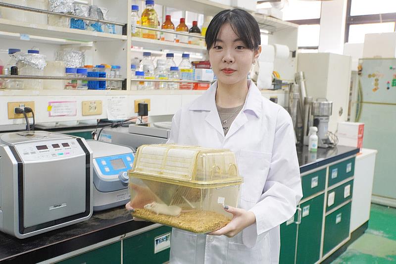 大葉大學藥保系謝佩旂同學在實驗室與小白鼠一起度過實驗過程