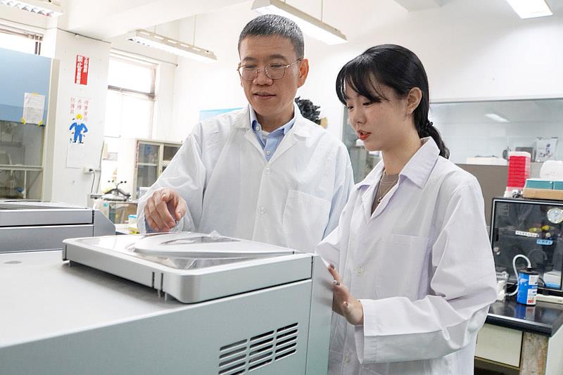 大葉大學藥保系蔡明勳老師(後)指導謝佩旂同學(前)做實驗