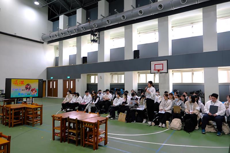 東華大學師資生於議課時踴躍提問。