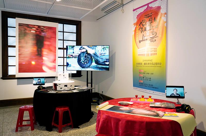 《影像宴》於國家攝影文化中心臺北館1樓光年展間展出。以「辦桌」結合攝影展示,使作品跳脫平面空間,呈現豐富表現形式。