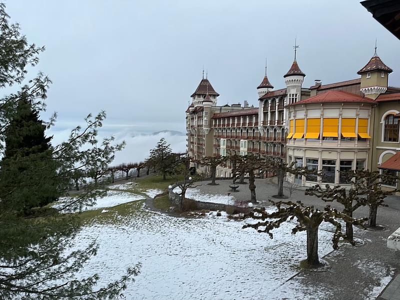 Cesar Ritz 凱薩里茲飯店管理大學（Cesar Ritz Colleges Switzerland）校舍更是以提供皇室度假的避暑勝地 Caux Palace 全新改裝而成。