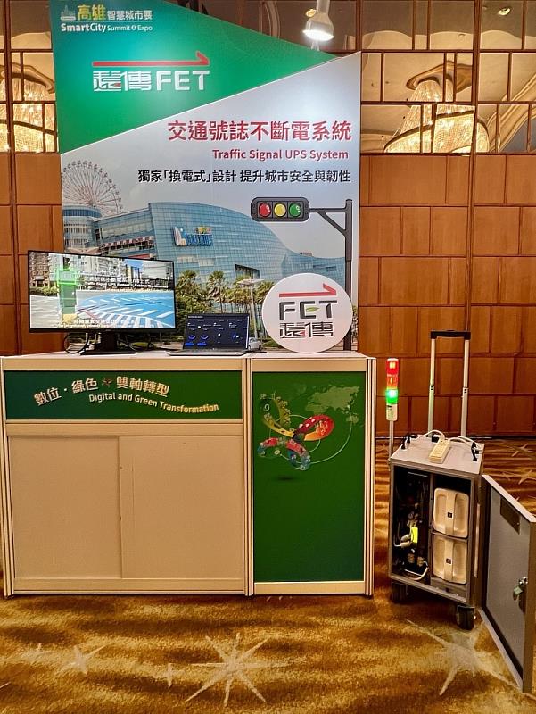 遠傳獨家「換電式」設計採用電動機車電池，可長時間維持電力，搭配創新「移動式電力車」作為機動備援。