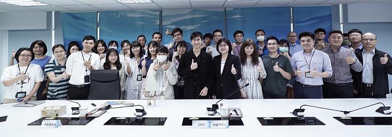 陳懷璞先生與聆聽演講之海洋委員會同仁大合照