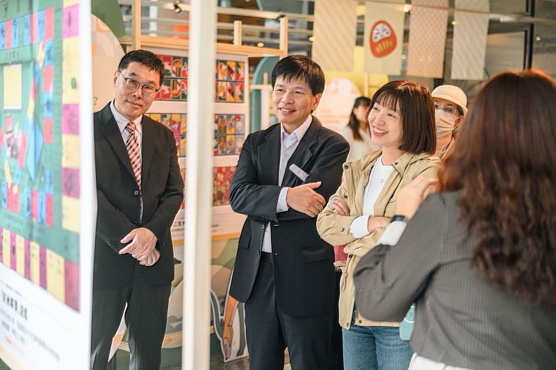 立法委員張雅琳(右起)、文化部主秘林宏義、臺史博館長張隆志一同穿越時光,揭開臺灣桌遊歷史的神秘面紗。