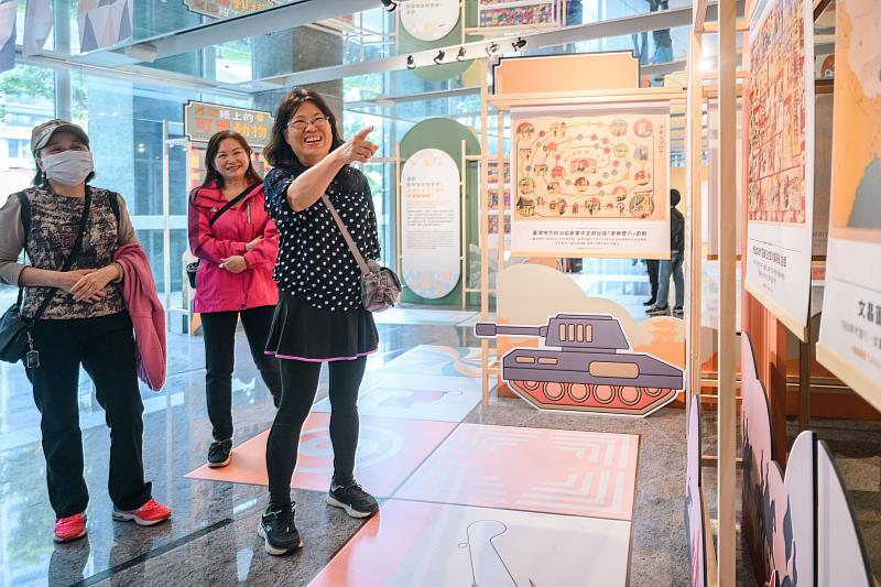 民眾參觀「什麼藏在桌遊裡?」臺史博桌遊特展,_一窺豐富的桌遊圖,探索臺灣桌遊的百年變遷。