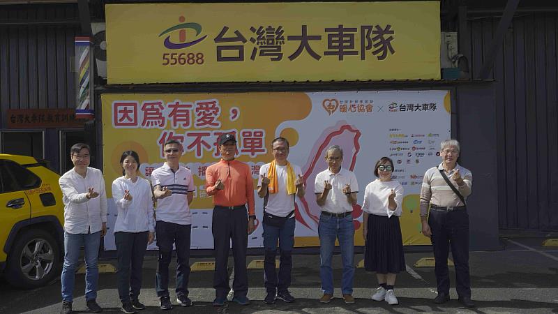 圖三_112年台灣計程車駕駛暖心協會舉辦徒步環島送愛關懷活動,吳念真導演(右三)、暖心協會理事長李瓊淑(右二)、秘書長李永漢(右四)、55688集團林村田董事長(右五)