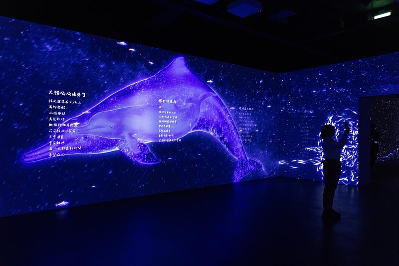 花蓮流行音樂AI實驗基地「創作異世界」展區以一片無垠的星海包圍觀眾,在此藉由AI的輔助,創作個人專屬的音樂影像作品。