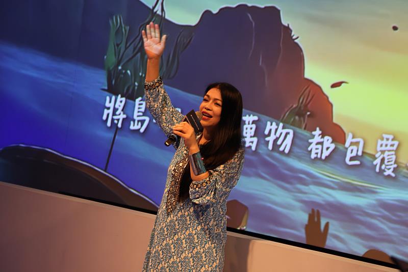 阿美族歌手阿洛與「AI阿洛」齊唱為基地所創作歌曲《海洋寫給島嶼的一首詩》,傳統唱法與AI科技的交織,展現層次豐富的聽覺饗宴。