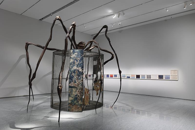《蜘蛛》（1997年）則是布爾喬亞唯一一件結合「牢籠」的蜘蛛雕塑，牢籠中放置著掛毯、嬌蘭「SHALIMAR一千零一夜」香水瓶等喚起藝術家回憶的個人物品。Louise Bourgeois artwork © The Easton Foundation/Licensed by VAGA at ARS, New York.