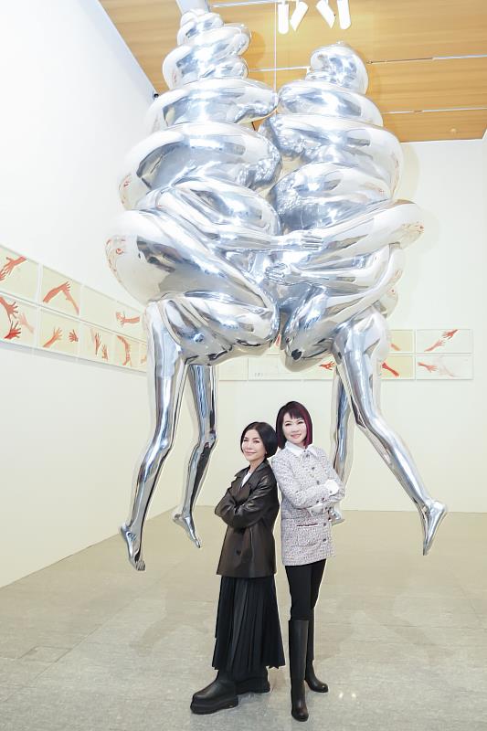 金曲歌后張清芳和富邦美術館館長翁美慧不僅情誼深厚，且皆熱心公益，這次特別為展覽錄製語音導覽。Louise Bourgeois artwork © The Easton Foundation/Licensed by VAGA at ARS, New York.