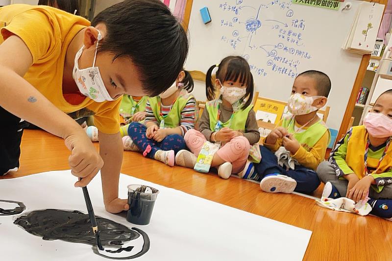 南大美感共學夥伴學校(新北市泰山區同榮國小附幼)引導幼兒從觀察到創作