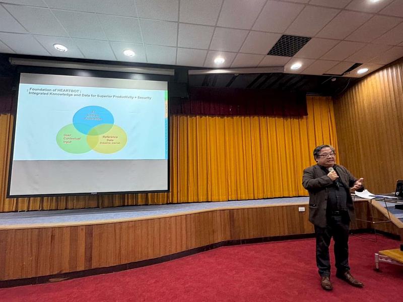聆機科技股份有限公司創辦人晏自強發表AI素養與精靈團應用論壇。