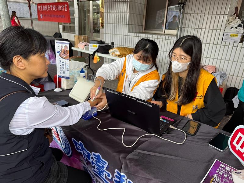 護理系學生為民眾進行骨密度檢測