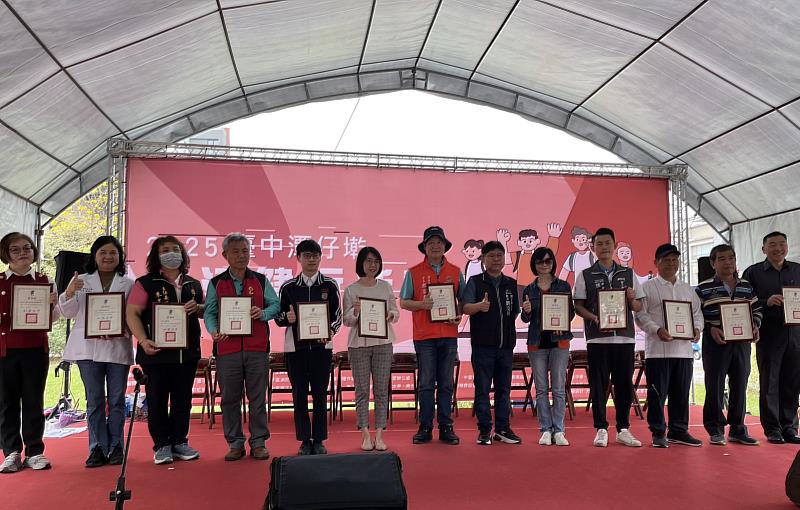 潭子區公所頒發感謝狀予中臺科大陳錦杏校長(左二)及合作單位