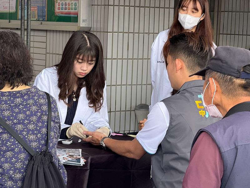 醫檢系學生為民眾做血糖篩檢