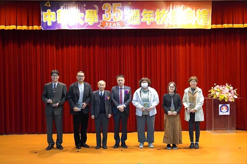 圖/林政則創辦人與楊勝翔董事長,共同頒發校內資深教師獎
