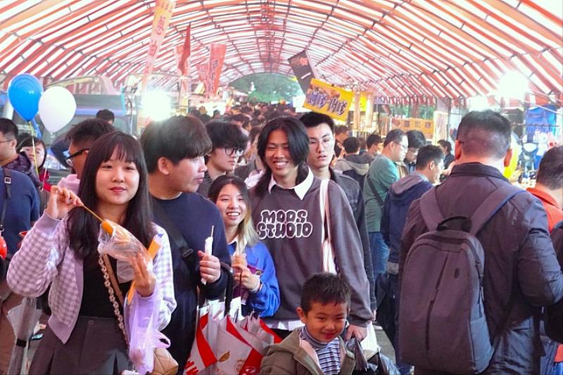 圖/校慶當天湧入許多民眾,場面相當熱鬧。