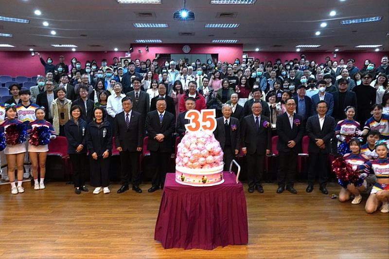 圖/中華大學315舉辦35週年校慶,全校師生歡喜慶祝。