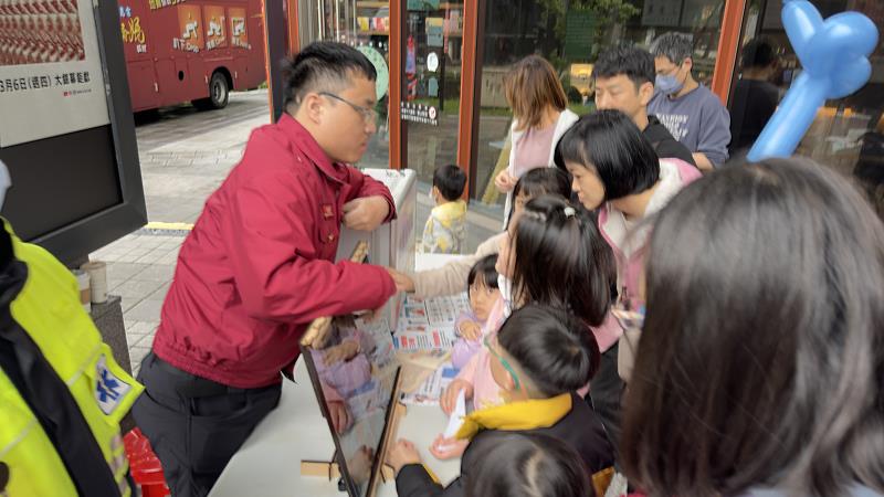 「消防小勇士 一起闖關趣」新北消防攜手秀泰生活　與大小朋友一起闖關去