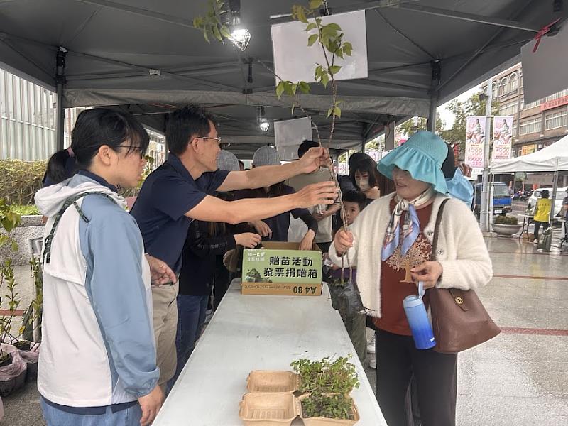 林業保育署花蓮分署15日攜手花蓮遠東百貨，共同舉辦「捐發票、贈苗木」活動，雖然下雨，但民眾仍參與踴躍。