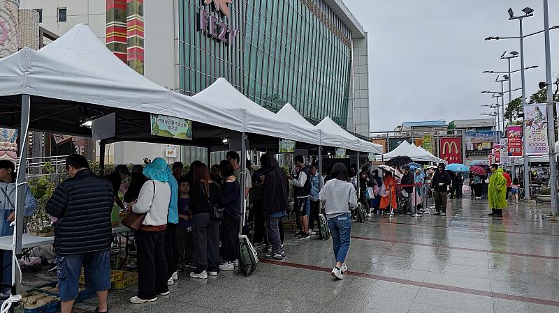 林業保育署花蓮分署15日攜手花蓮遠東百貨,共同舉辦「捐發票、贈苗木」活動,民眾參與熱烈。