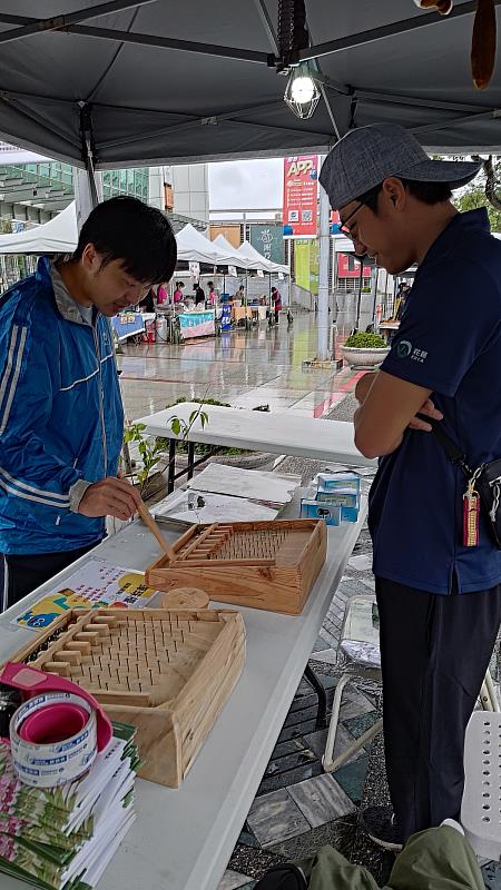 體驗國產木材製作的彈珠台遊戲