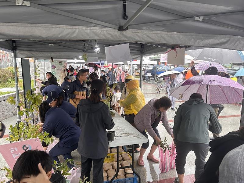 林業保育署花蓮分署15日攜手花蓮遠東百貨,共同舉辦「捐發票、贈苗木」活動,雖然下雨,但民眾仍參與踴躍。
